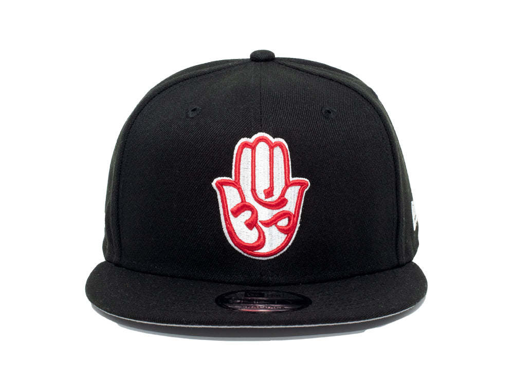 SNAPBACK CLÁSICO NEGRO/BLANCO/ROJO