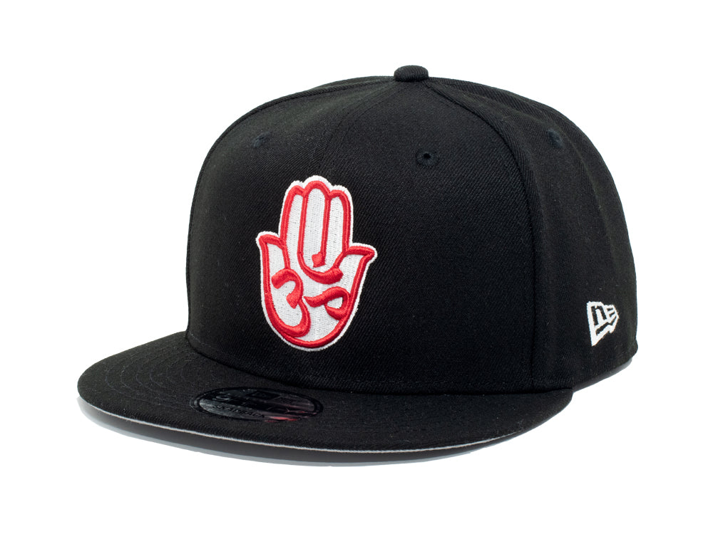 SNAPBACK CLÁSICO NEGRO/BLANCO/ROJO