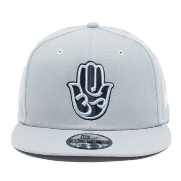 SNAPBACK CLÁSICO GRIS/NEGRO