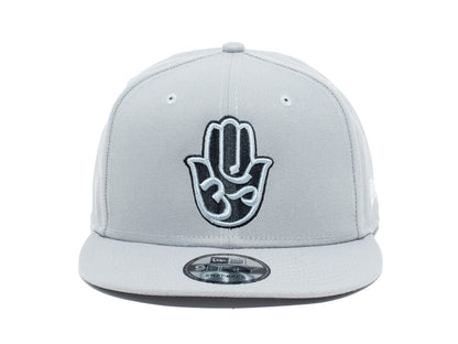 SNAPBACK CLÁSICO GRIS/NEGRO