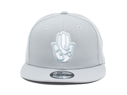 SNAPBACK CLÁSICO GRIS/BLANCO