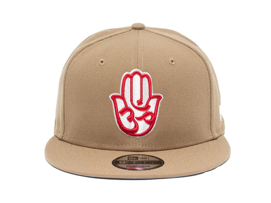 CLASSIC SNAPBACK TAN/WHITE/RED