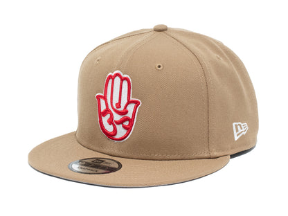 CLASSIC SNAPBACK TAN/WHITE/RED